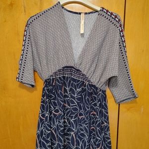 Small, V-neck, knee length, gray/blue Renee C dress. Patterns and flora
